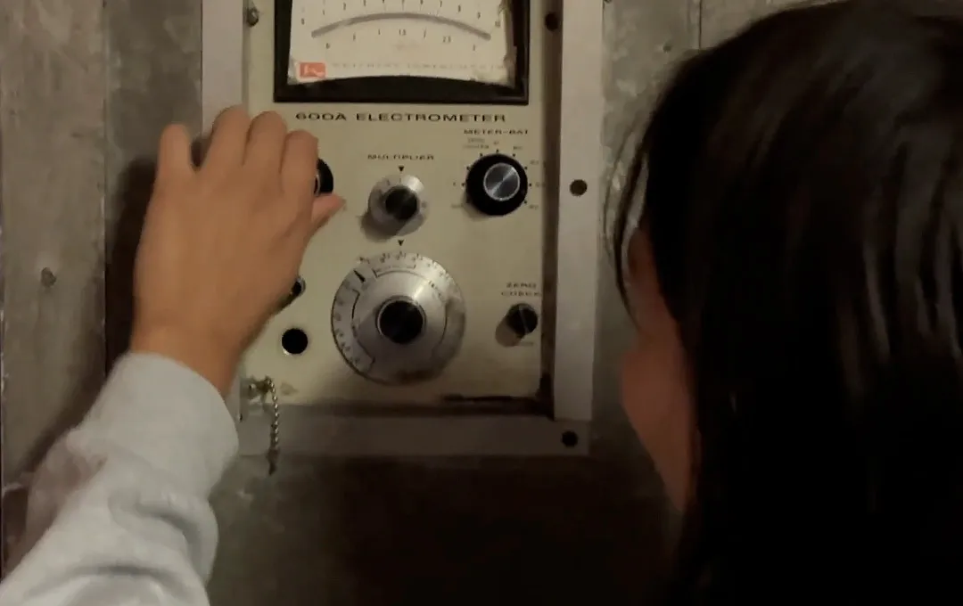 Mesa de experimentos con equipamiento